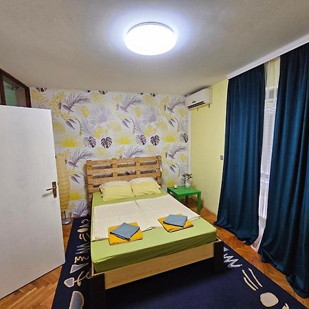 Apartman Yellow House Lägenhet Novi Sad Exteriör bild