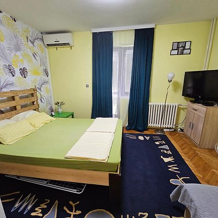 Apartman Yellow House Lägenhet Novi Sad Exteriör bild