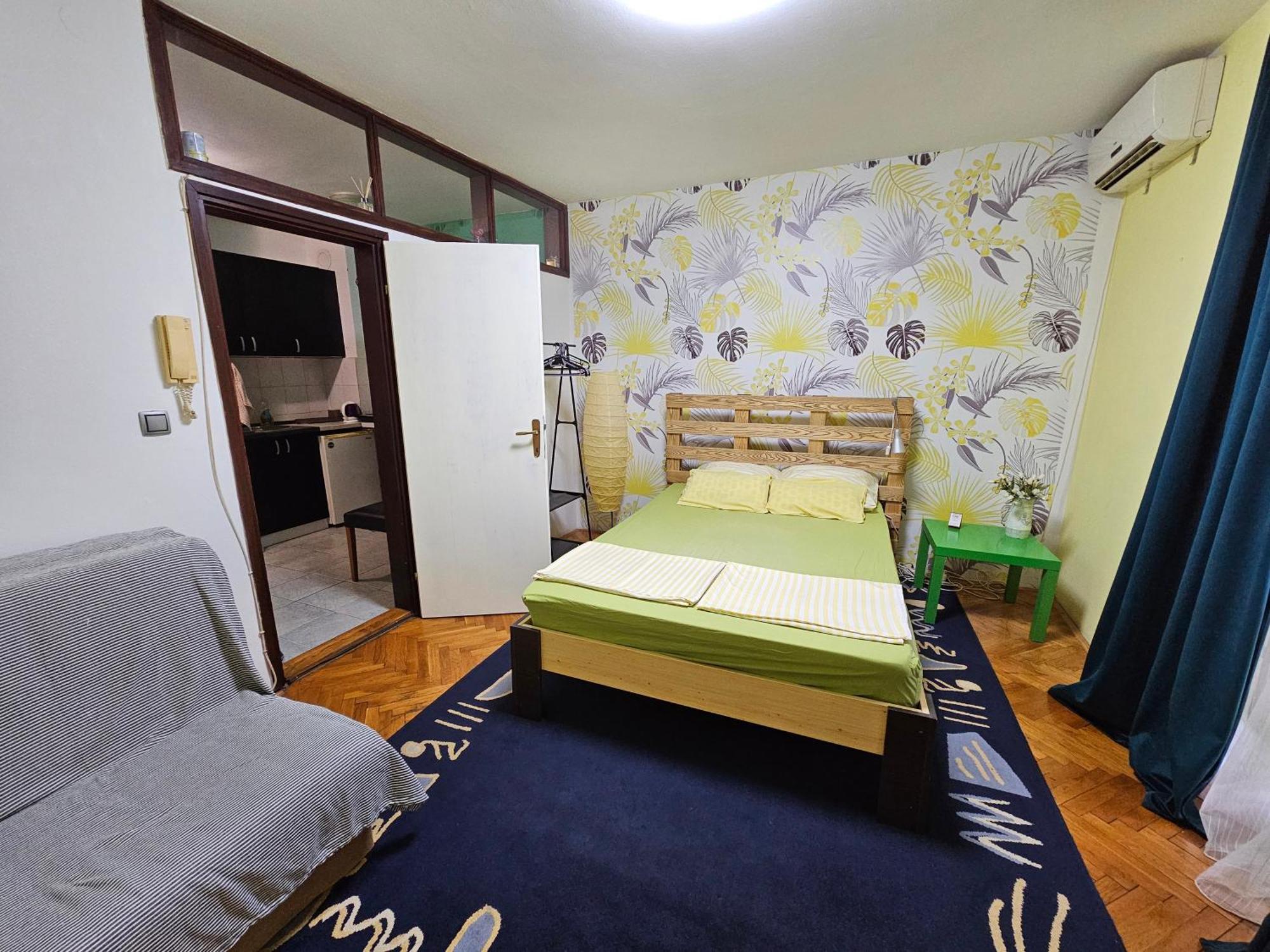 Apartman Yellow House Lägenhet Novi Sad Exteriör bild